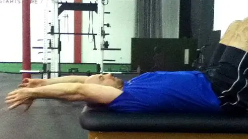 Сгибание плеча на спине