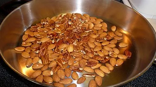 Орехи на сковороде