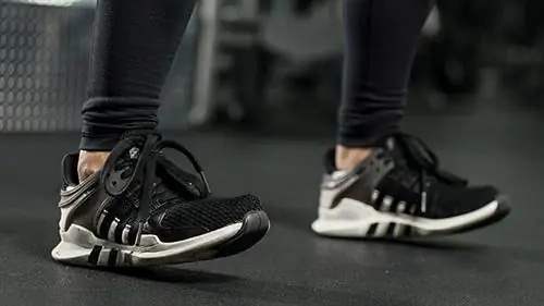 Совет: опускайте пальцы ног при приседании