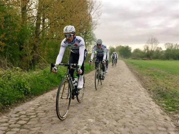 Команды исследуют булыжники перед трассой Париж-Рубе