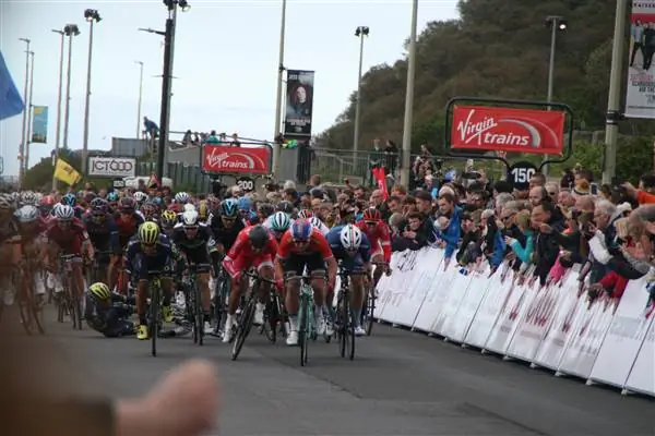 Галерея: Дилан Грюневеген выиграл спринт с авариями на первом этапе Тур де Йоркшир