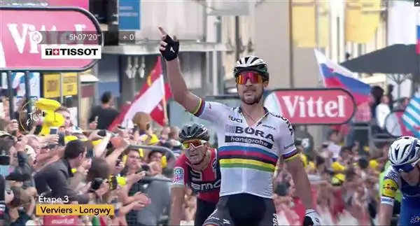 Питер Саган выиграл третий этап Тур де Франс, несмотря на то, что отцепился за 200 метров до финиша