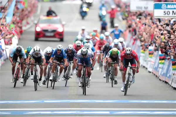 Чемпионат мира: Питер Саган побеждает в фотофинише и завоевал исторический третий титул