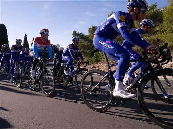 Гонщики Quick-Step Floors Петр Вакоч и Лоренс Де Плюс пострадали в результате столкновения с грузовиком