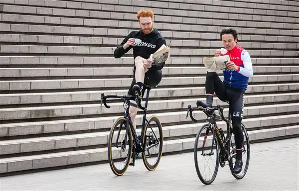 Том Пидкок воссоздает хитрый велосипедный трюк, чтобы начать серию Wembley Tour Series