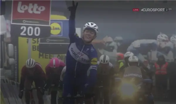 Смотрите: Ив Лампарт выигрывает промокший под дождем Dwars Door Vlaanderen