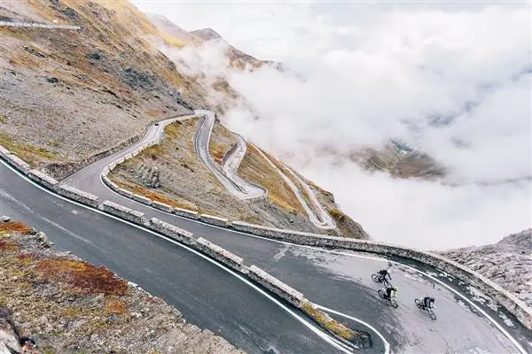 Смотрите: как Stelvio очищают перед велосезоном