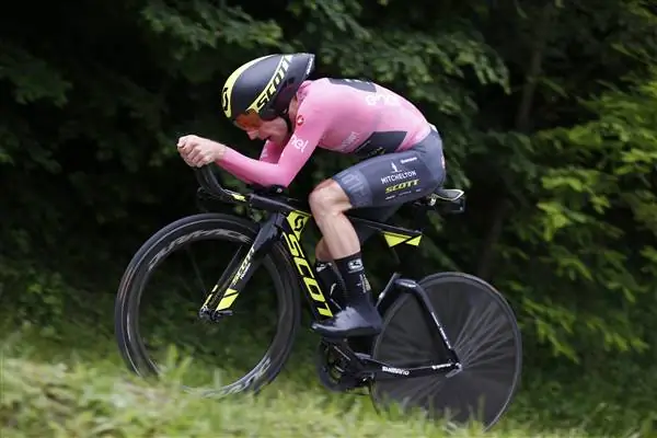 Саймон Йейтс сохраняет за собой Maglia Rosa, а Рохан Деннис одерживает победу в TT на этапе 16 Giro