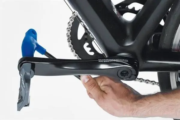 Как снять педали велосипеда - ослабляем правую педаль