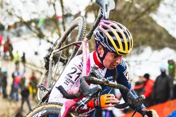 Bieles Cyclocross World Championships: Никки Браммейер во время женской элитной гонки Bieles Cyclocross World Championships: Никки Браммейер во время женской элитной гонки