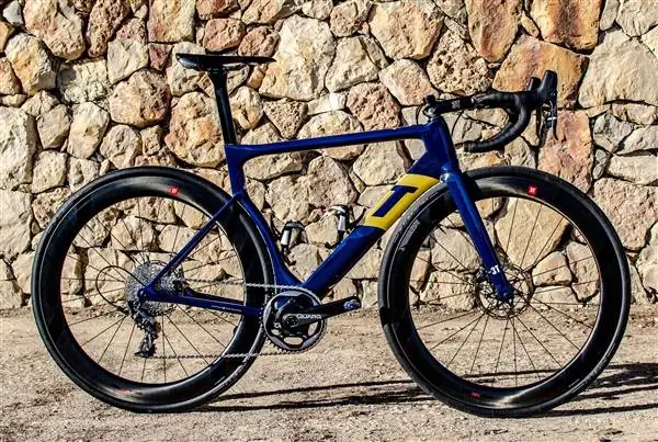 Водитель Aqua Blue Sport заметил, что тренируется на Ridley Helium, а не на 3T Strada