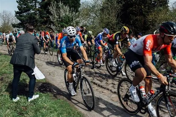 Wout van Aert's Sniper Cycling и Roompot-Nederlandse Loterij подтверждают слияние