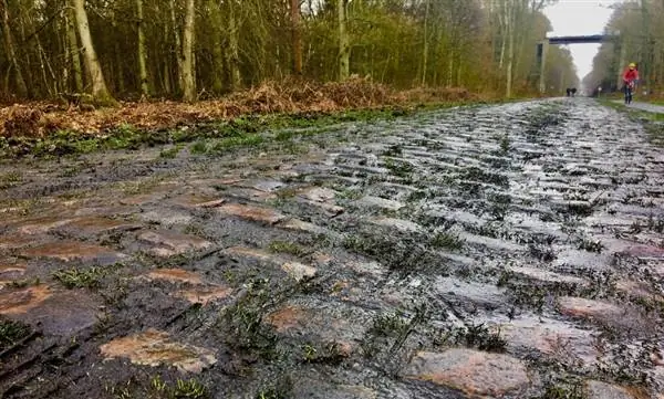 Начались работы по заполнению щелей в булыжниках Аренберга бетоном