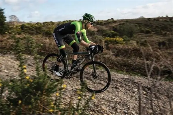 Поездка по гравию Cannondale Slate