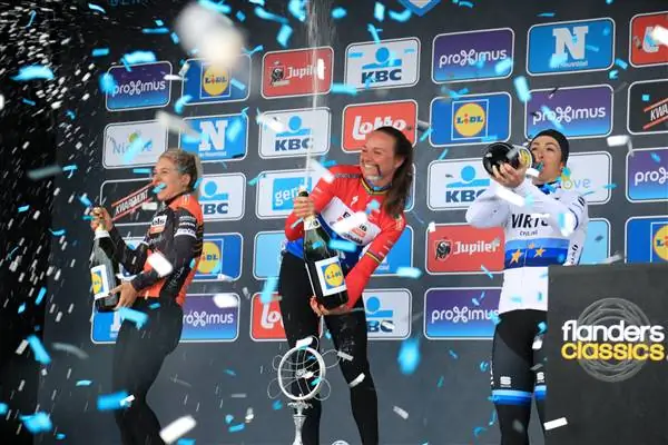 Шанталь Блаак выиграла женский Omloop Het Nieuwsblad после одиночной атаки