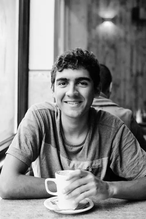 Алекс Питерс портрет