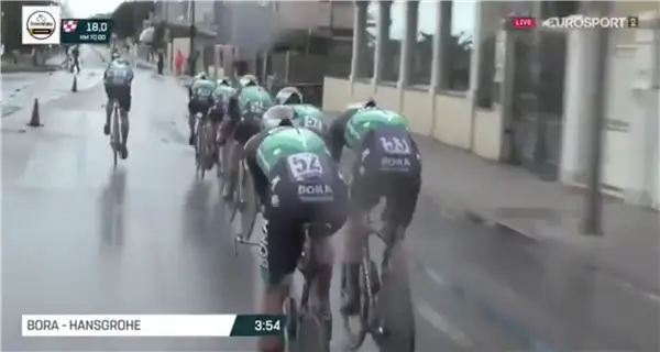 Bora-Hansgrohe столкнулся с пешеходом на высокой скорости в Тиррено-Адриатико