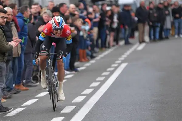 Том Боонен поддерживает Боба Джангелса в победе над Tour of Flanders