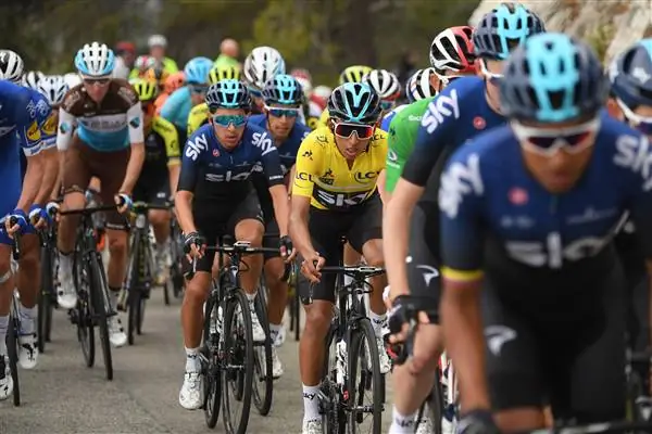 Team Ineos представила уникальную майку для Tour de Romandie