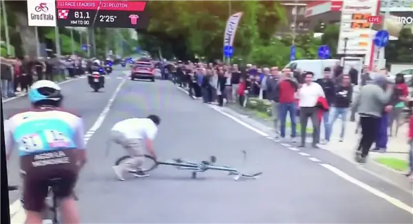 Смотрите: Зритель бросил велосипед перед Джиро д’Италия