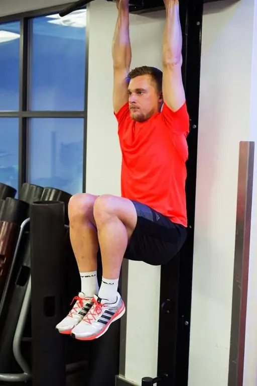 Сгибание колена в висе