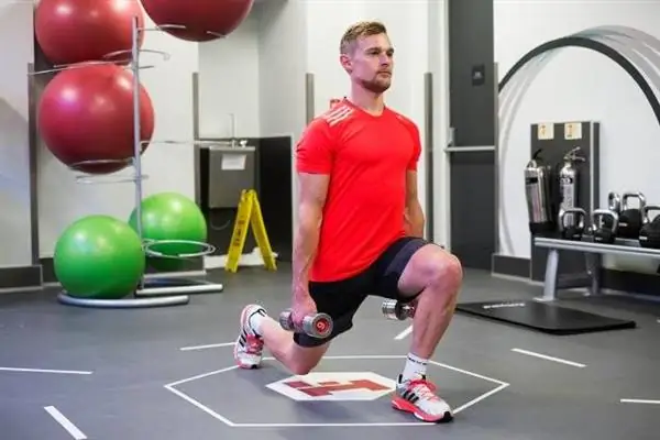 Выпады с гантелями