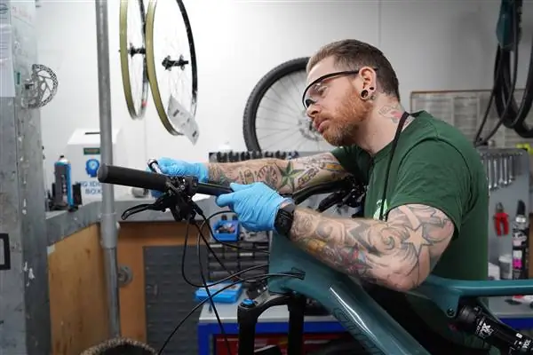 Evans Cycles вновь открывает 11 магазинов, чтобы помочь ключевым работникам