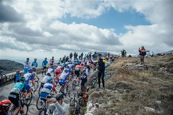 Растущая озабоченность по поводу будущего пяти команд WorldTour
