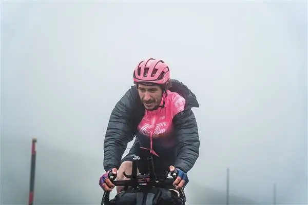 Лахлан Мортон установил официальный рекорд Эверестинга после того, как предыдущая попытка была исключена