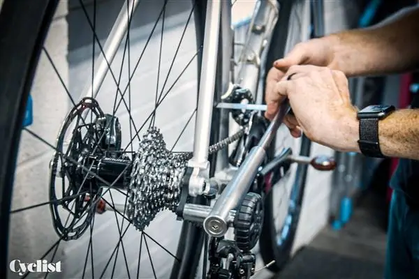 Как выпрямить согнутую подвеску переключателя передач на велосипеде