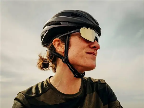Rapha запускает новую линейку солнцезащитных очков с новыми линзами собственного производства