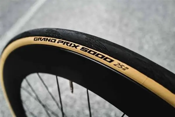 Continental выпускает коричневую версию дорожной шины GP5000