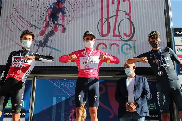 Том Пидкок выиграл титул Baby Giro d'Italia после доминирующего выступления