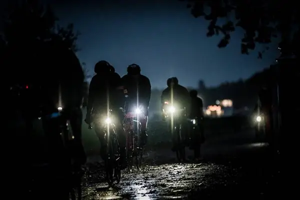 Как безопасно ездить на велосипеде ночью