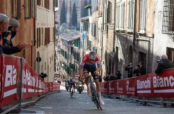 Mathieu van der Poel's безумный Strade Bianche ватт раскрыт