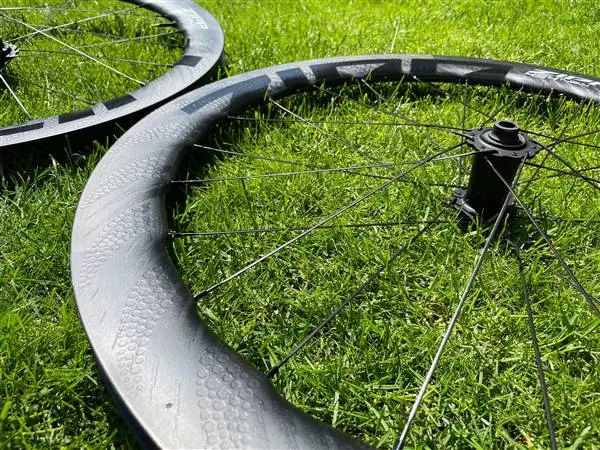 Zipp обновляет гоночные колесные пары: новые модели 404 Firecrest и 454 NSW