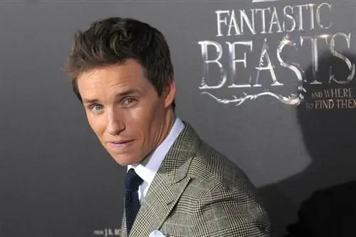 Тренировка Эдди Редмэйна для горячих сцен топлесс