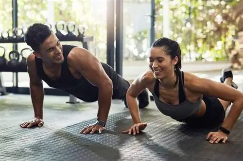 Мужчины и женщины потеют, когда занимаются спортом