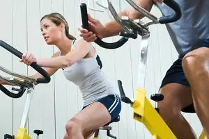 крытый велоспорт, женщина, эргометр