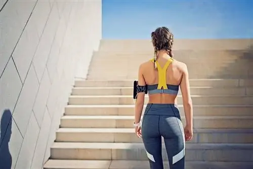 женщина во время тренировки