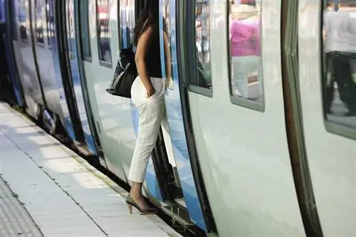 Пригородный автобус & Водители поездов стройнее водителей автомобилей