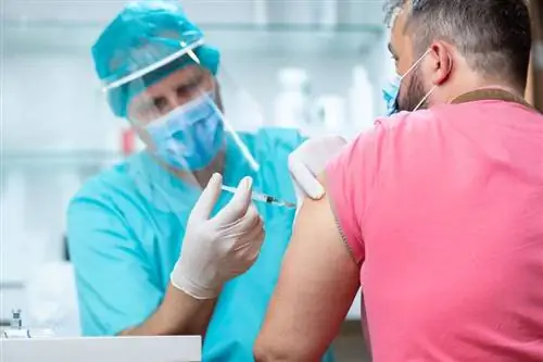 Вакцина против короны, мужчина получает инъекцию