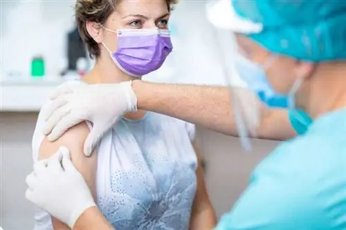 женщина вакцинирована женщина вакцинирована