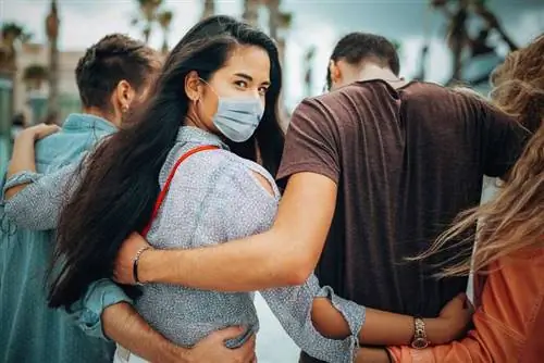 друзья обнимаются