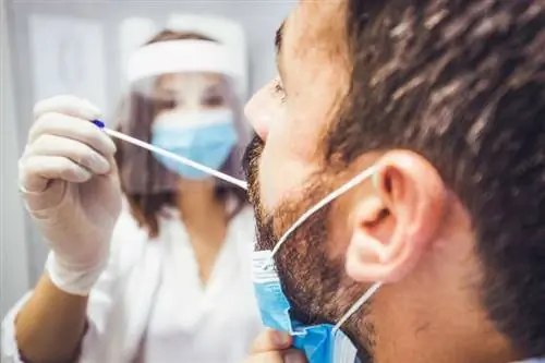 Мужчину также проверяют на коронавирус