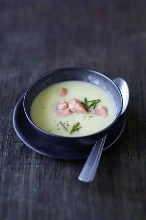 Картофельно-яблочный суп с нарезанным кубиками лососем Картофельно-яблочный суп с нарезанным кубиками лососем
