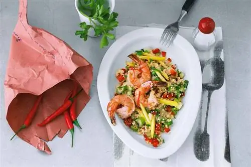 Фруктовые и острые креветки с чили на кускусе