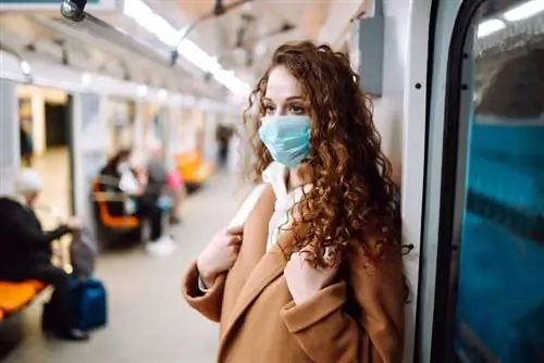 Женщина в медицинской маске в метро Женщина в медицинской маске в метро