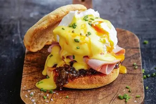 Ищете вкусный пасхальный завтрак? Попробуйте яйца Бенедикт с карамелизированным луком