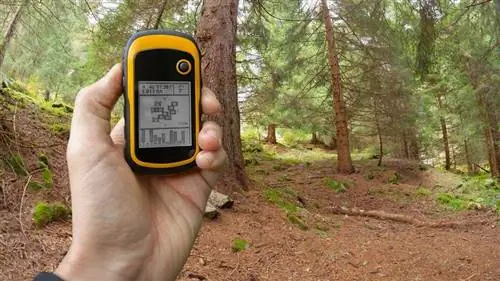 Вы можете отправиться в тур по геокэшингу с устройством GPS или подходящим приложением для смартфона.